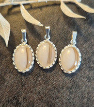 Hiuksia korun pinnalle