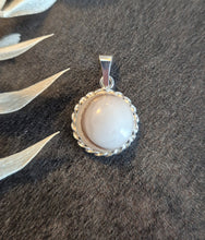 Hiuksia korun pinnalle