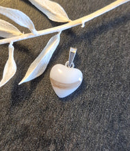 Hiuksia korun pinnalle