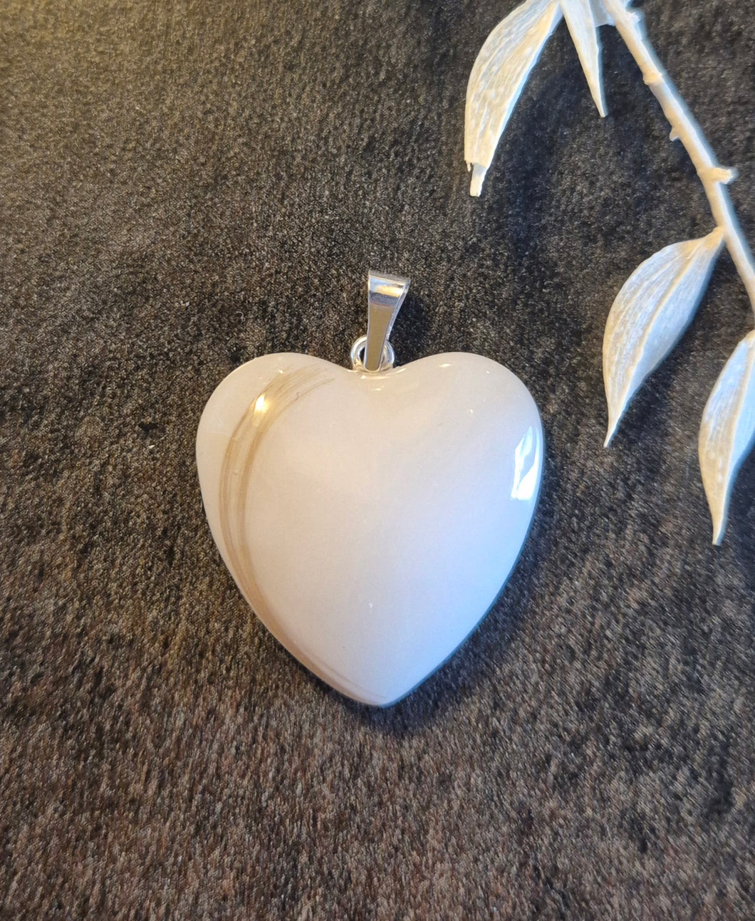 Hiuksia korun pinnalle