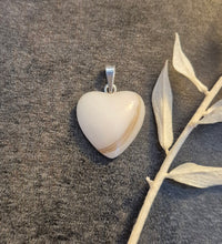 Hiuksia korun pinnalle