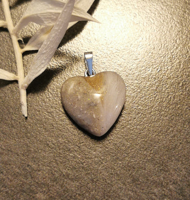 Helmiäissävy koruun