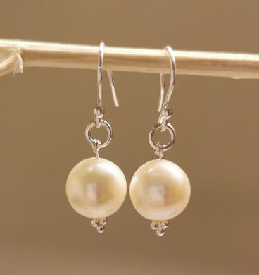 Korvakorut makeanvedenhelmillä