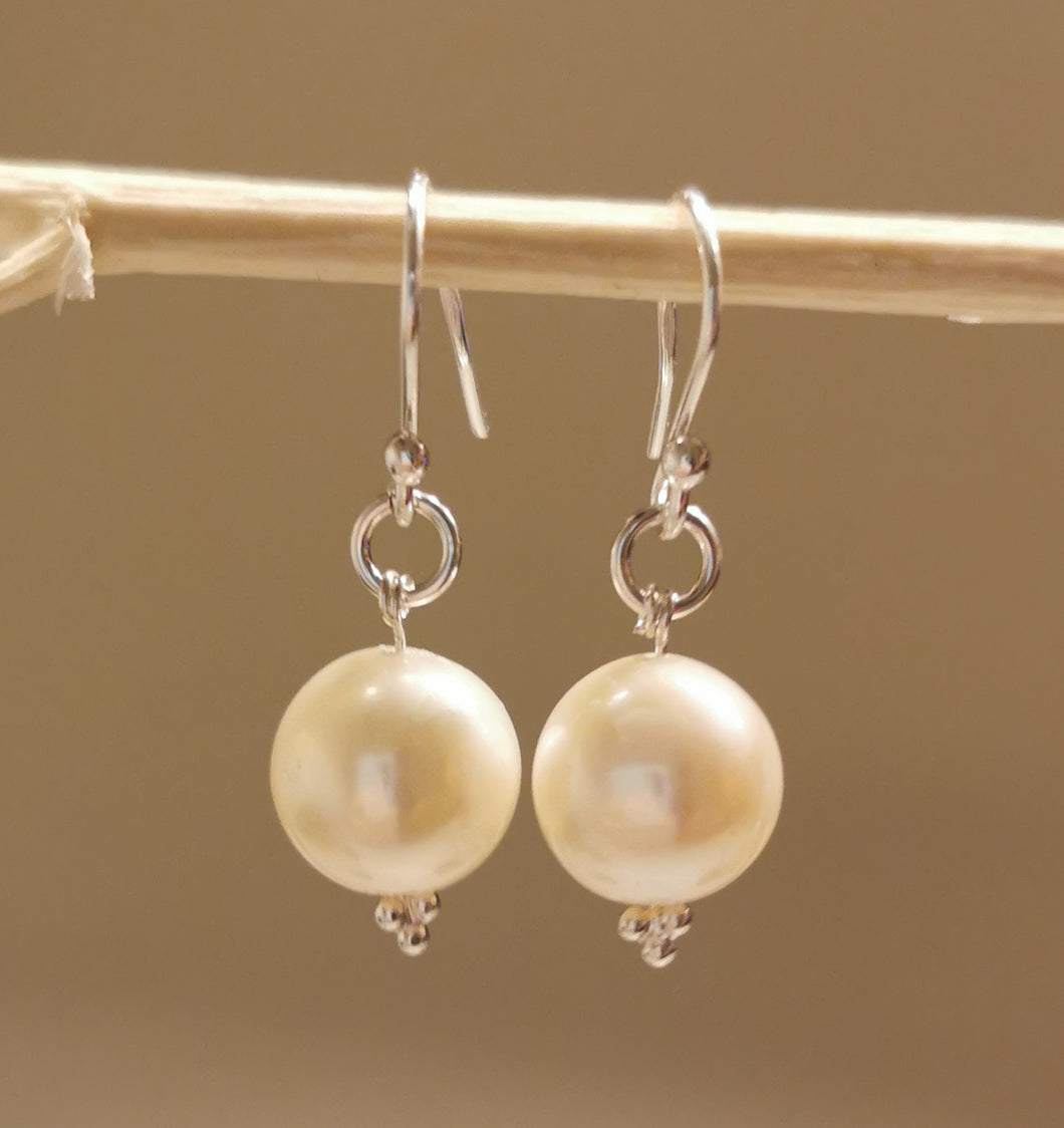 Korvakorut makeanvedenhelmillä